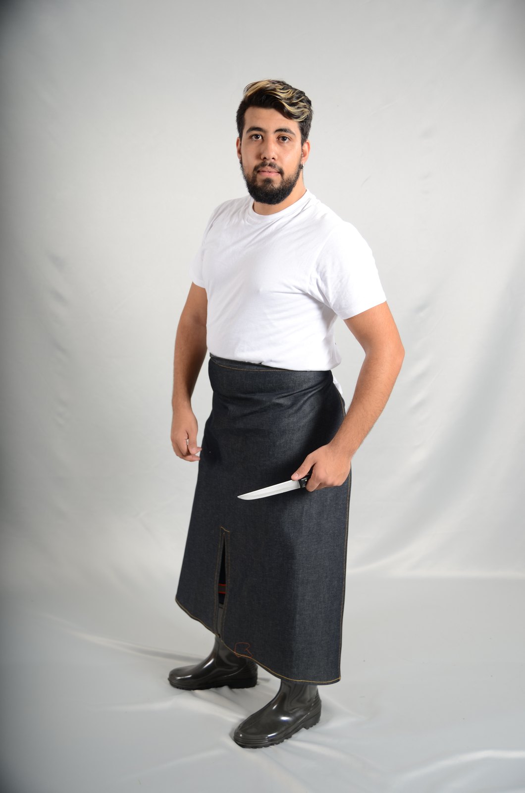 Denim belden önlük, önden yırtmaçlı uzun kesim