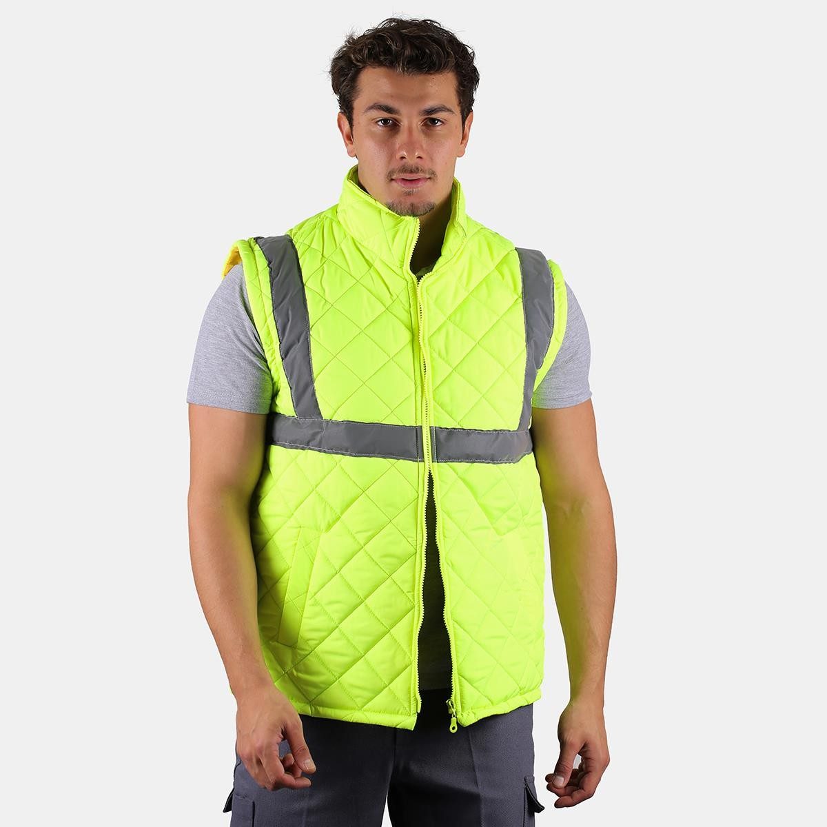 Neon yeşil ikaz yeleği — model üzerinde, fermuarlı Neon yeşil ikaz yeleği — model üzerinde, fermuarlı — İLKETEKS toptan imalat