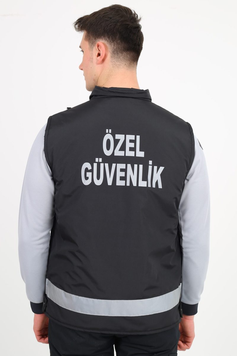 Siyah iş yeleği — arka görünüm, dik yaka Siyah iş yeleği — arka görünüm, dik yaka — İLKETEKS toptan imalat
