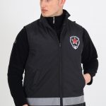 Siyah softshell iş yeleği — model üstünde Siyah softshell iş yeleği — model üstünde — İLKETEKS toptan imalat