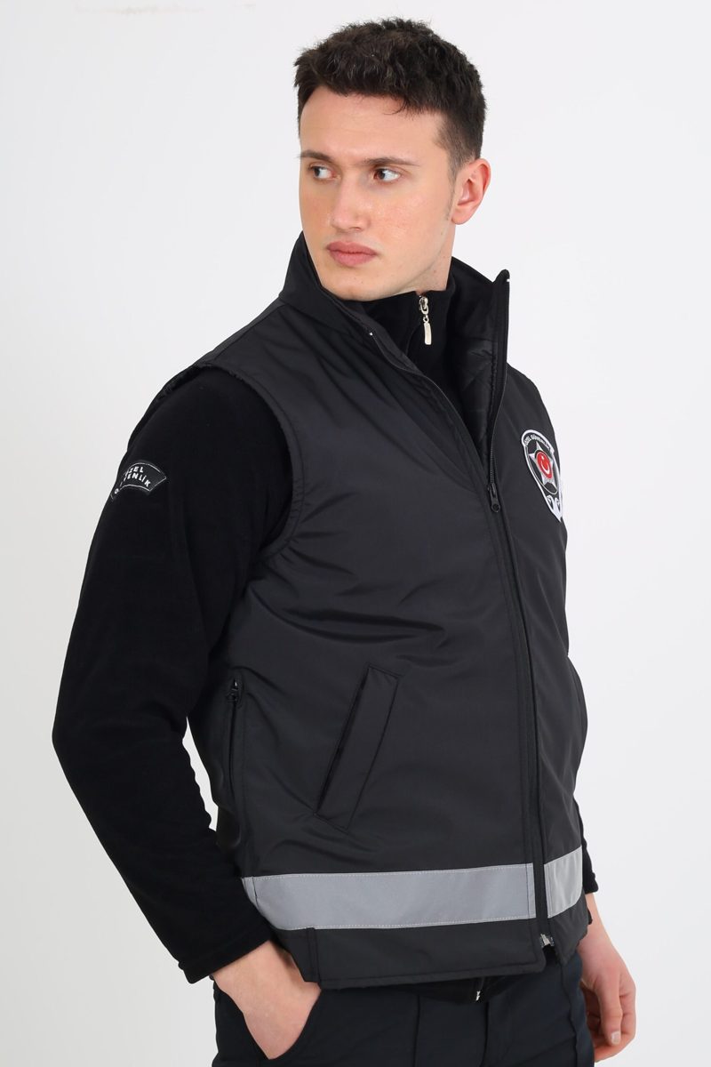 Siyah softshell iş yeleği — model üstünde, fermuarlı Siyah softshell iş yeleği — model üstünde, fermuarlı — İLKETEKS toptan imalat