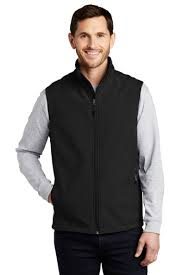 Lacivert softshell iş yeleği — model üstünde Lacivert softshell iş yeleği — model üstünde — İLKETEKS toptan imalat