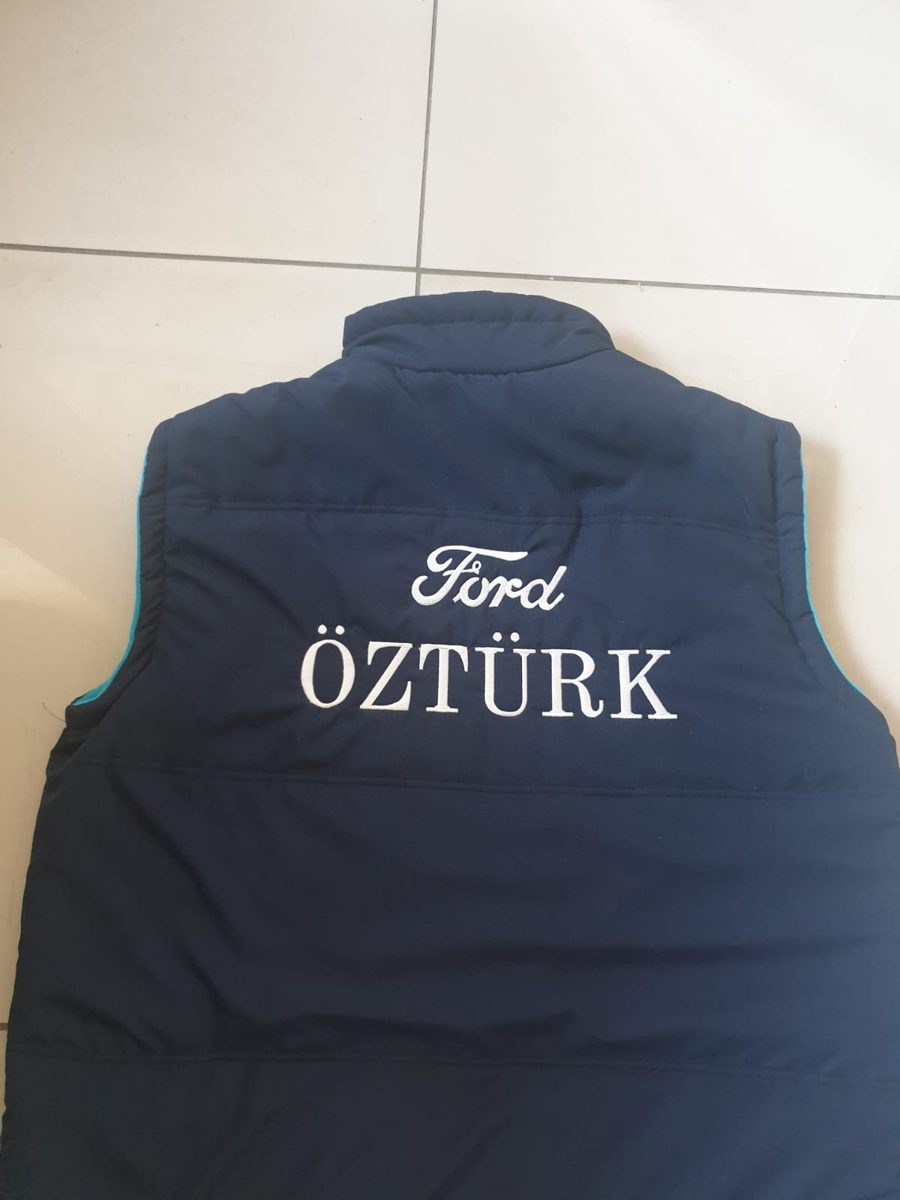 Gri iş yeleği — arka görünüm, dik yaka Gri iş yeleği — arka görünüm, dik yaka — İLKETEKS toptan imalat