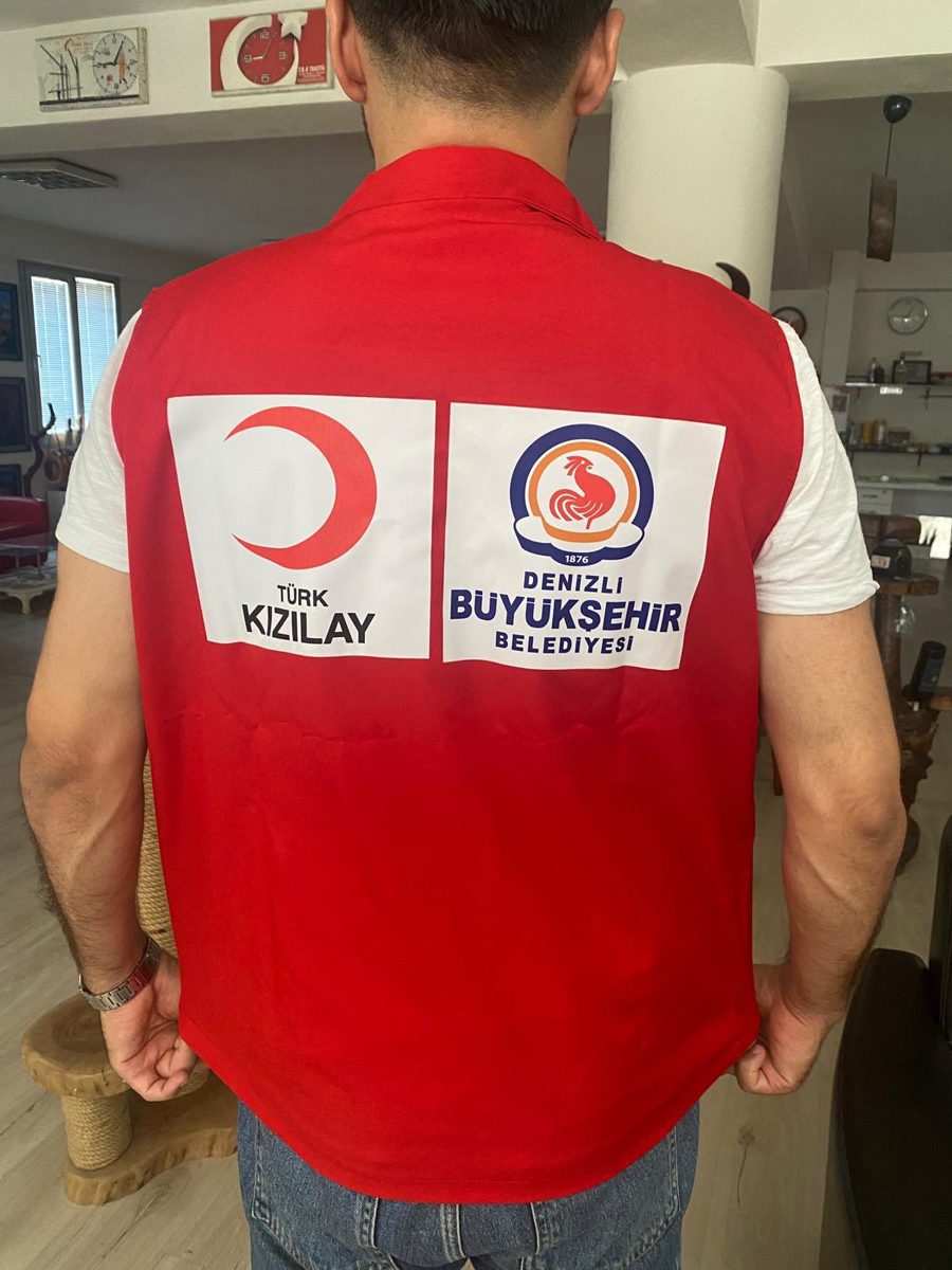 Kırmızı iş yeleği — model üstünde, fermuarlı Kırmızı iş yeleği — model üstünde, fermuarlı — İLKETEKS toptan imalat