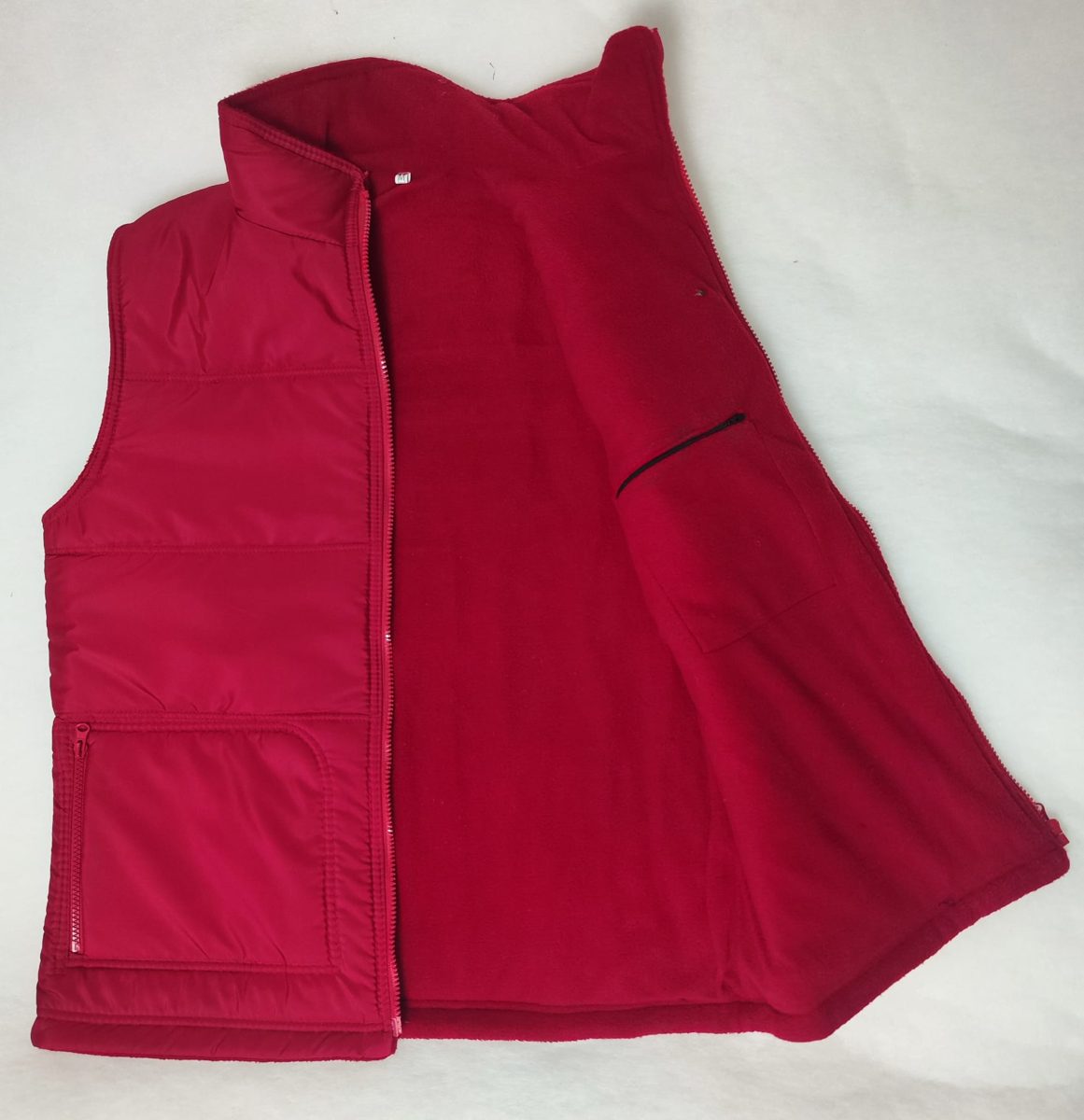 Bordo softshell iş yeleği — fermuarlı, dik yaka Bordo softshell iş yeleği — fermuarlı, dik yaka — İLKETEKS toptan imalat