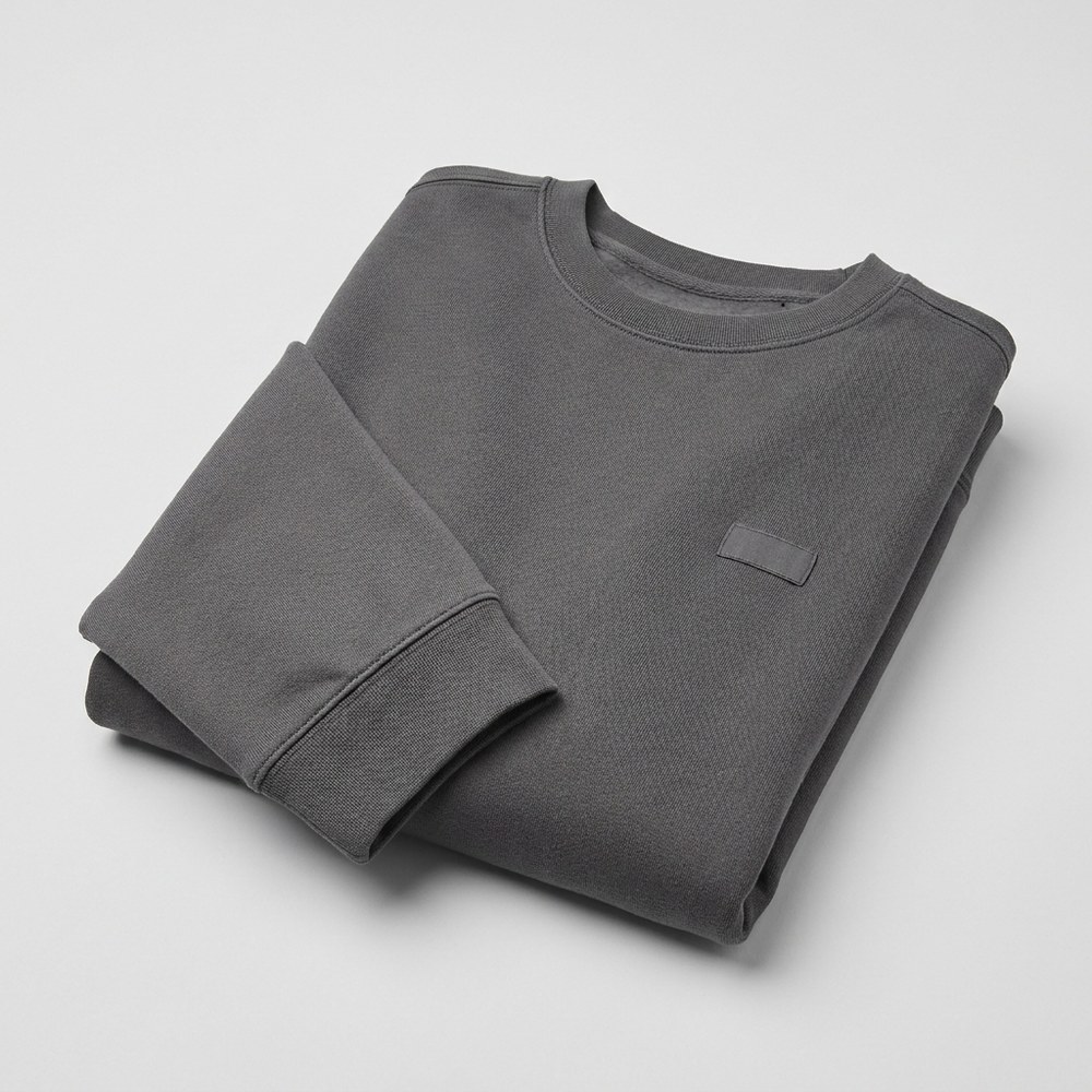 Haki yeşil bisiklet yaka sweatshirt katlanmış çekim; göğüs cep etiketi görünür