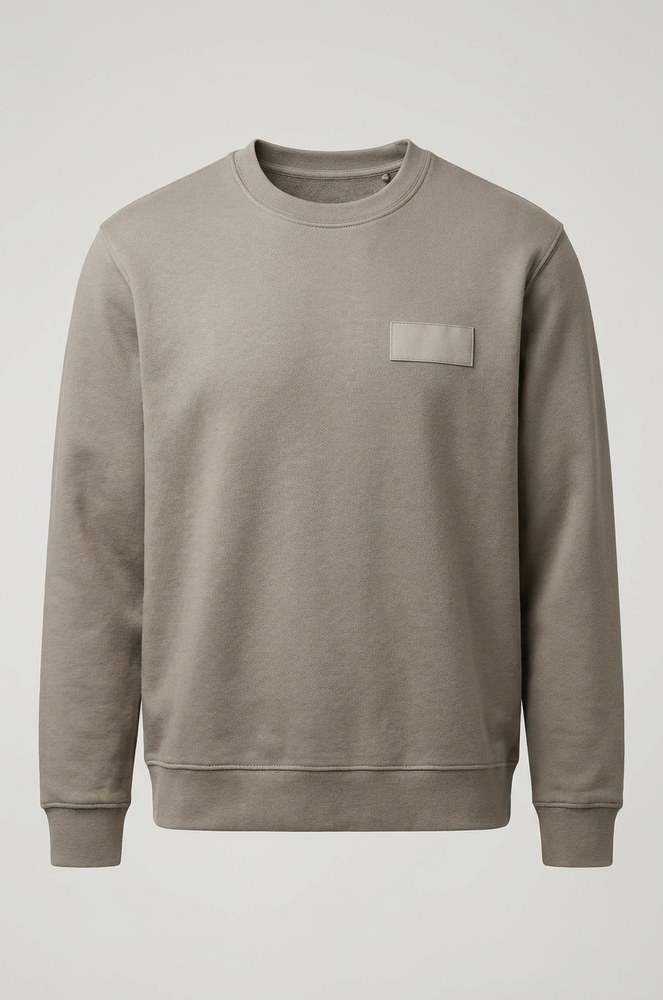 Taş rengi sıfır yaka sweatshirt, mankensiz çekim; göğüs cep etiketi ve ribana etek