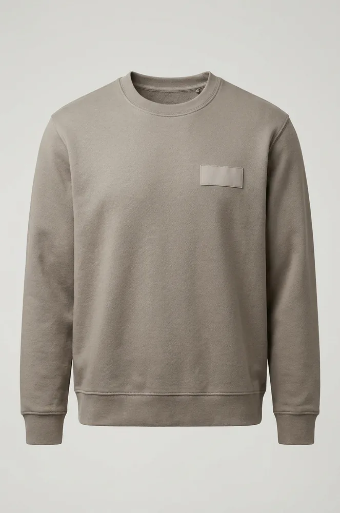 Taş rengi sıfır yaka sweatshirt — mankensiz ürün çekimi, göğüs etiketi