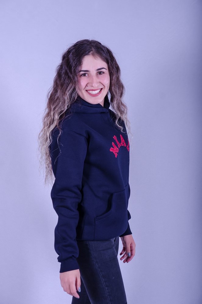 Lacivert baskılı kapüşonlu model, kadın manken üzerinde yandan görünüm