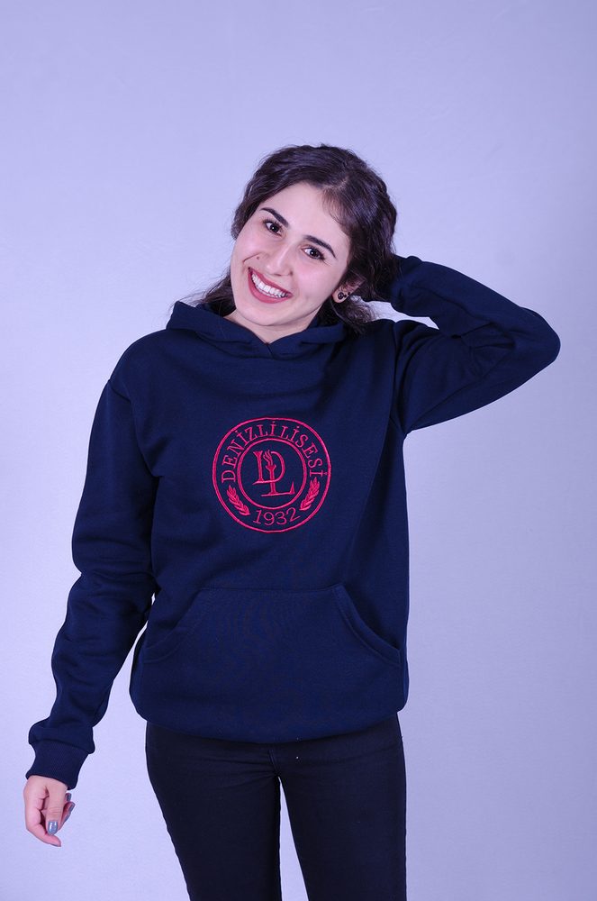Lacivert kapüşonlu model üzerine daire formunda kurum logosu baskısı