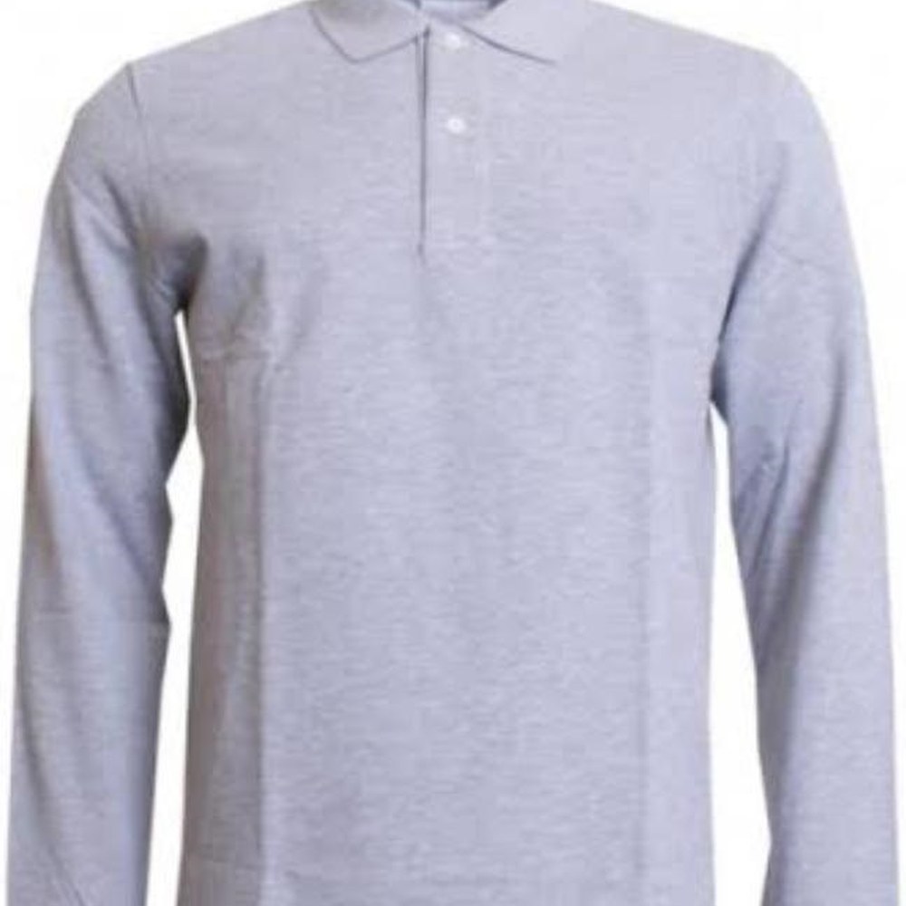 Gri melanj polo yaka sweatshirt, model üzerinde yakın çekim; iki düğmeli pat ve ribana örgü yaka