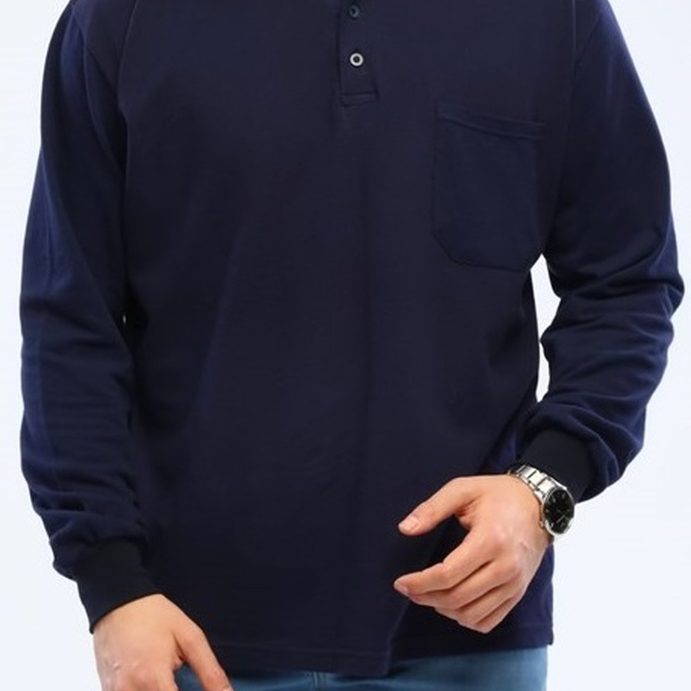 Lacivert polo yaka sweatshirt, erkek model üzerinde; sol göğüs cebi ve ribana manşet görünümü