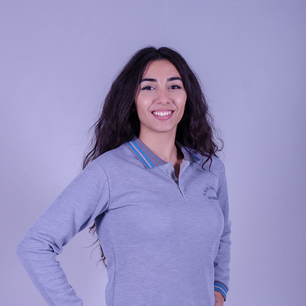 Mavi melanj polo yaka sweatshirt, kadın model üzerinde; kontrast mavi yaka biyesi ve göğüste kurum nakışı