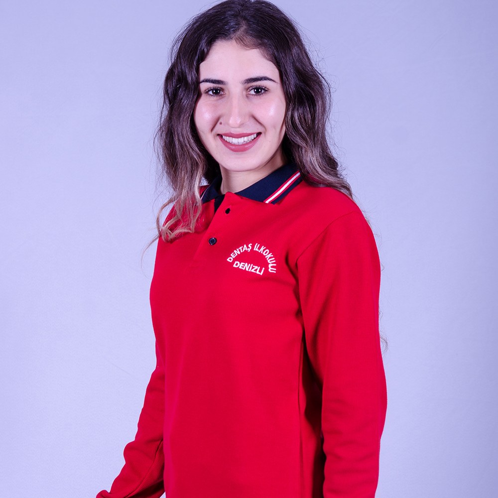 Kırmızı polo yaka sweatshirt, kadın model üzerinde; lacivert-beyaz kontrast yaka ve göğüste kurum logosu nakışı