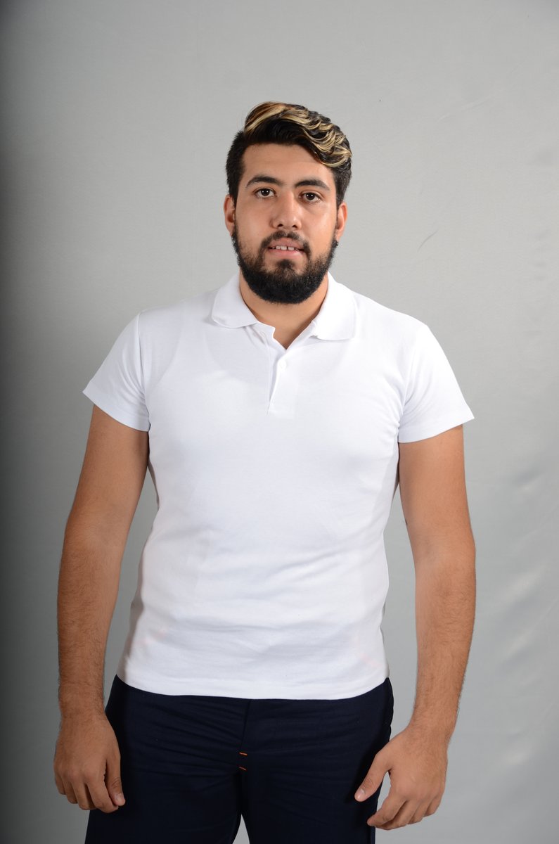 Beyaz polo yaka iş tişörtü — erkek personel üzerinde