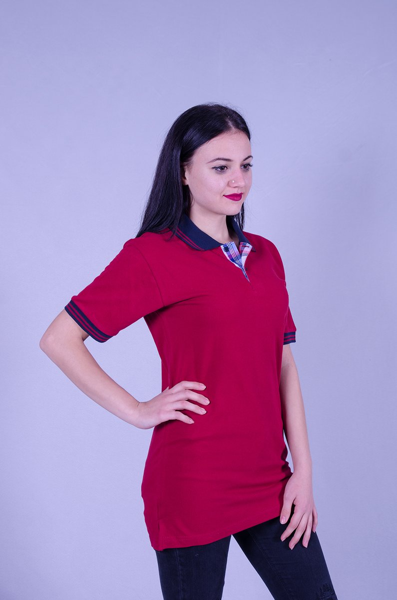 Bordo polo yaka iş tişörtü — kadın personel üzerinde