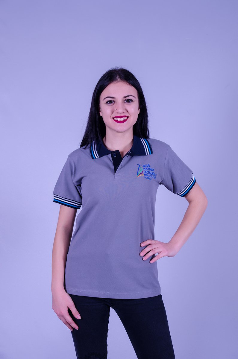 Gri-mavi polo yaka iş tişörtü — kadın personel üzerinde