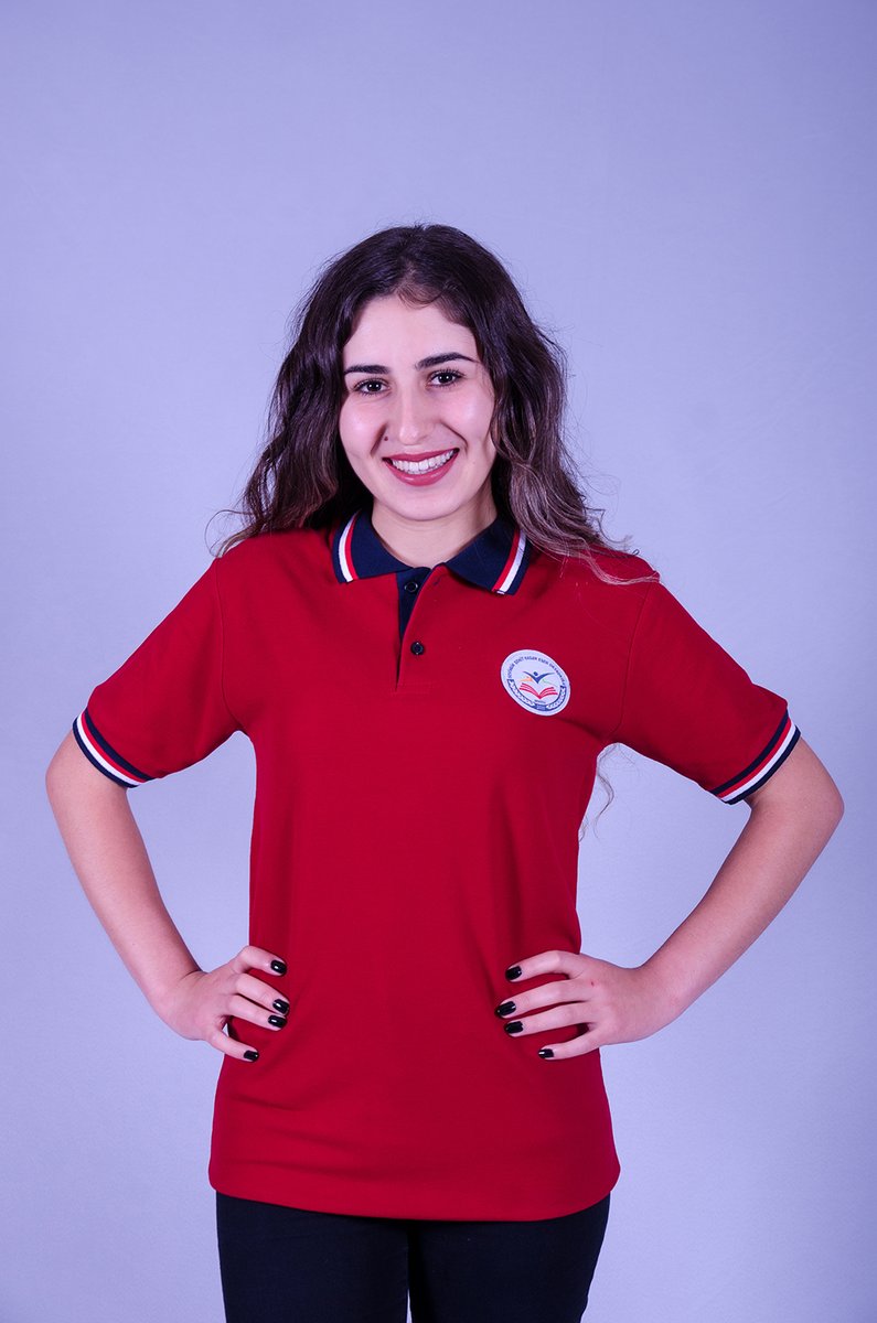 Kırmızı polo yaka iş tişörtü — kadın personel üzerinde