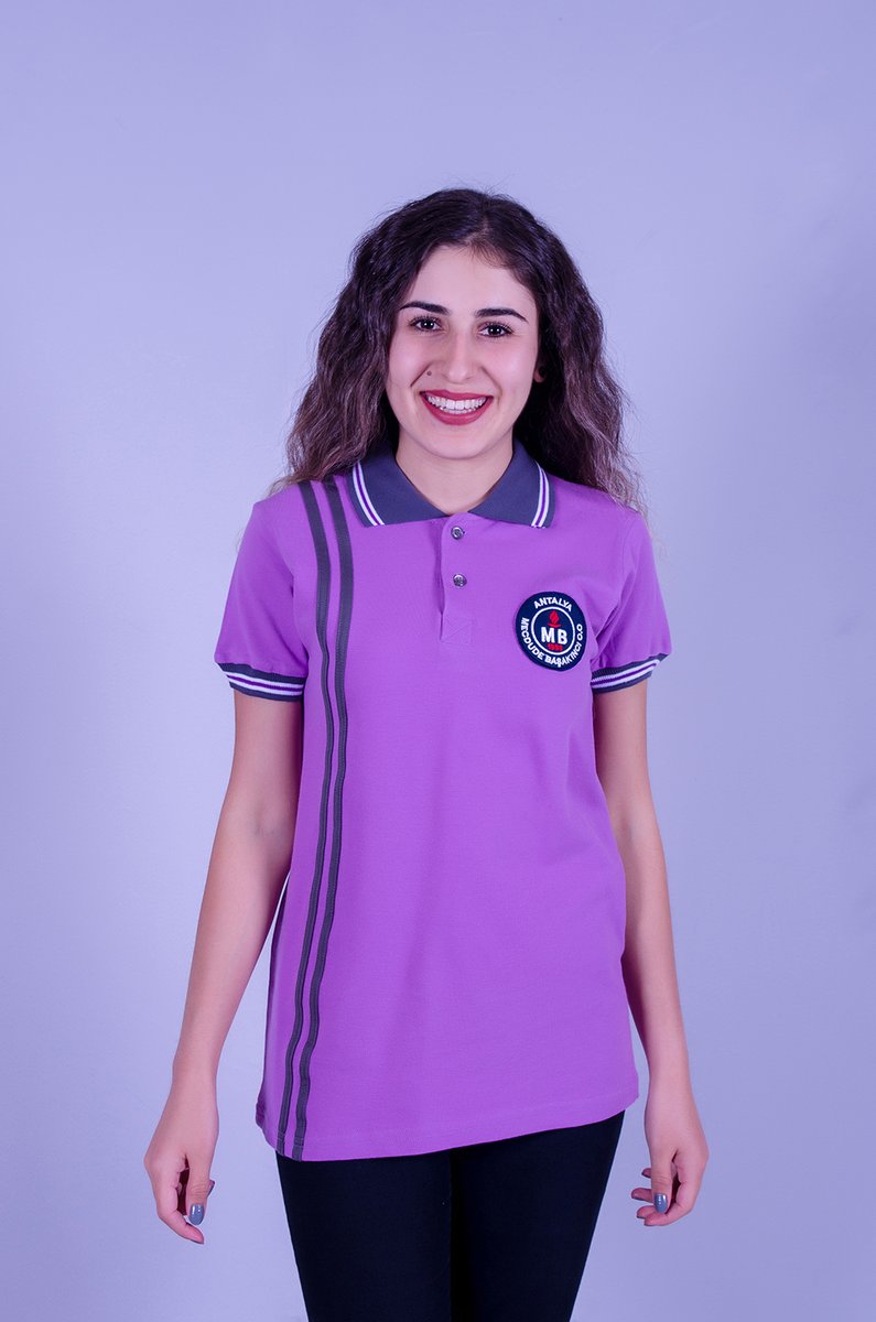 Mor polo yaka iş tişörtü — kadın personel üzerinde
