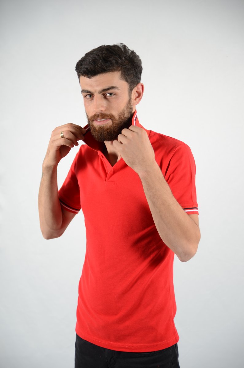 Kırmızı polo yaka iş tişörtü — erkek personel üzerinde