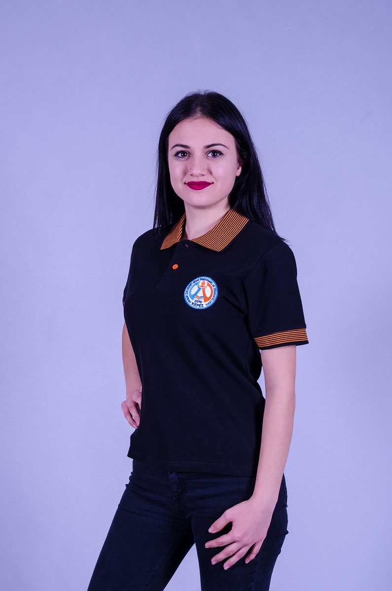 Koyu lacivert polo yaka iş tişörtü — göğsü logolu, kadın personel
