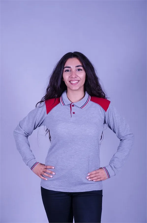Gri uzun kollu polo yaka tişört, omuzları kırmızı garnili, kadın modelde — İLKETEKS
