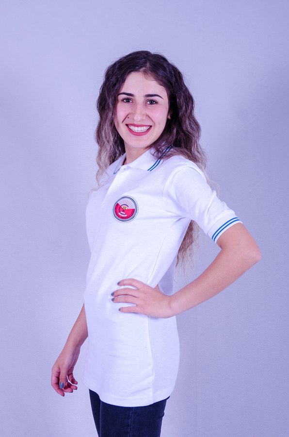 Beyaz yakalı polo tişört — göğsü logolu, kadın personel