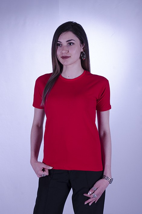 Promosyon Tişörtler Düz kırmızı promosyon tişört — kadın model; %100 penye pamuk, yuvarlak yaka kısa kol, logo baskı ve nakışa uygun. MOQ 10, S-4XL.