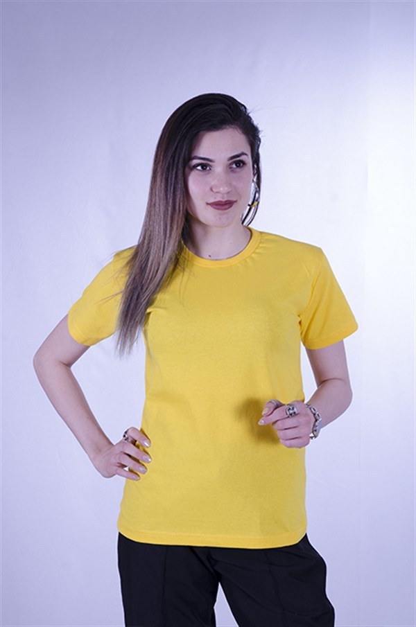 Promosyon Tişörtler Düz sarı promosyon tişört — kadın model; %100 penye pamuk, yuvarlak yaka kısa kol, logo baskı ve nakışa uygun. MOQ 10, S-4XL.