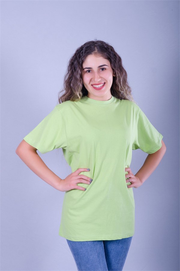 Düz açık yeşil promosyon tişört — kadın model; %100 penye pamuk, yuvarlak yaka kısa kol, logo baskı ve nakışa uygun. MOQ 10, S-4XL.