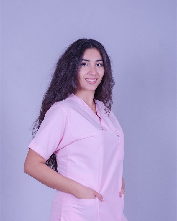 Toz pembe V-yaka kısa kollu hastane kıyafeti