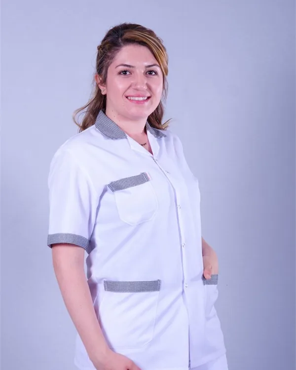 Beyaz-gri biyeli hastane tuniği, sağlık kurumu personeli için