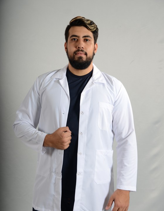 Beyaz uzun kollu düğmeli doktor önlüğü — poliklinik ve vizit