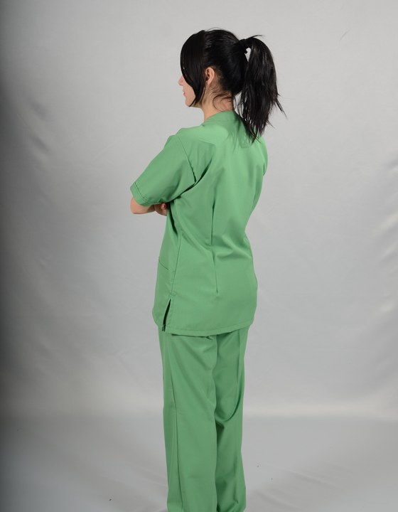 Yeşil ameliyathane (scrub) takımı — cerrahi ve sterilizasyon ekibi