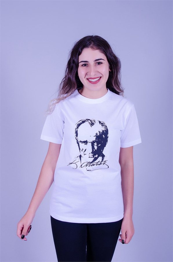 Beyaz portre baskılı yuvarlak yaka penye tişört — İLKETEKS toptan imalat